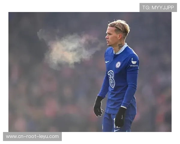 切尔西抢断后迅速推进，穆德里克劲射打高