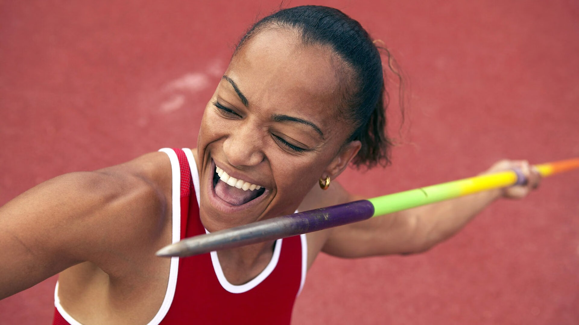 “东安湖赛场：挑战极限，跑酷运动员创造新记录”